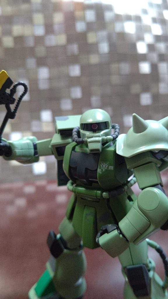 鼻を伸ばすのにランナーを繋ぎ、モノアイが小さめなのでユニコーンのバズーカのスコープを使用しています。 