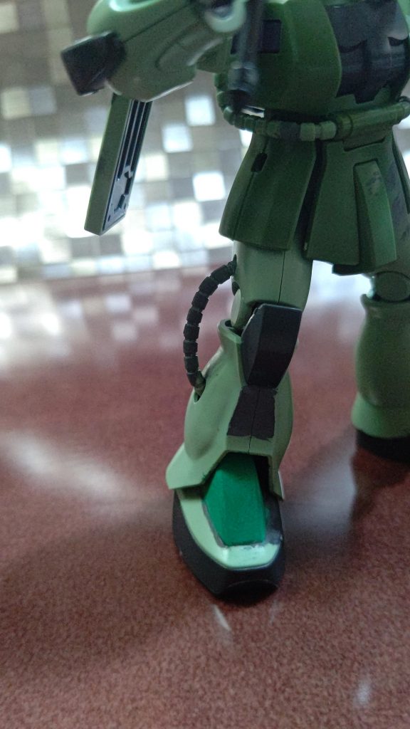 右足の足元の修復でのカラー違いです。 