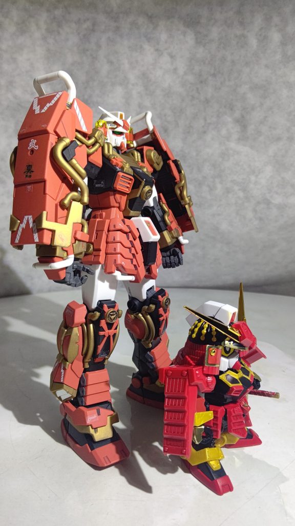 前世紀のリアル武者はSDガンダムのデザインをそのままに等身を上げた感じでしたが、こちらはフルアーマーガンダム味も感じるアレンジが素敵です。スチパンぽいパイプがレトロフューチャー演出してますよね。