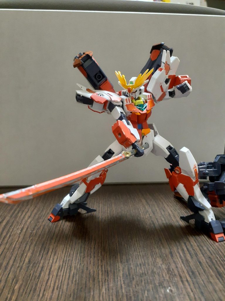 武装は主に太刀と背中にあるコンテナですね。