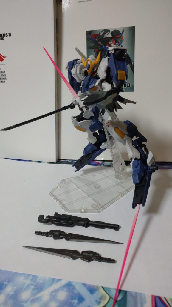 肩のユニットと足のダッシュユニットは稼働しスラスターを展開することができます。また、ダッシュユニットの先端からはアルケーガンダムのようにビームサーベルが仕込まれています。   