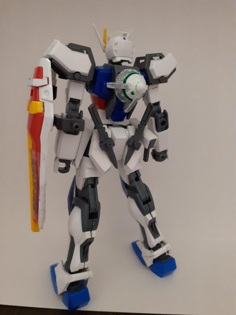 背中にGNドライヴをつけていますあとアーマーシュナイダーも後ろにマウントしています。