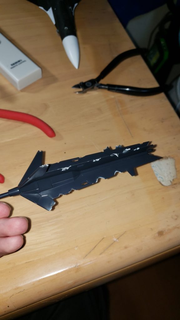 メイスの破損を表現しました。最終決戦の際、メイスがそのまま放置されてたので、それをそのまま使うという設定です。一応やり方ですが、切れ味の悪すぎるニッパーでイイ感じにやるとこうなります。多分上手い方はもう少しいいやり方を知ってると思います。