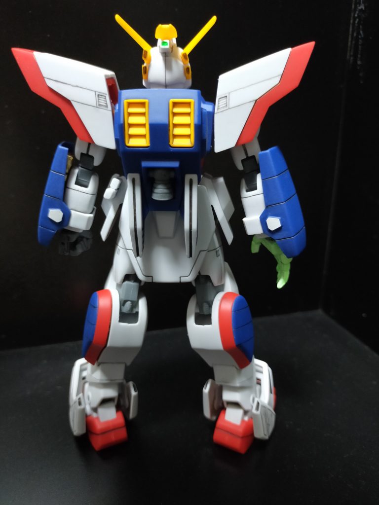 困ったのは、本機の最大の特徴である（シャイニングフィンガー）の平手が無いってところ。適当にMGのジャンクから調達しましたが、スーパーモードの再現に苦労するキットでしょう。でも、お台場や近くの（遠くてもいいけど）模型店で見かけたら、好きなら買って損は無いものです。バリと合わせ目と甘いモールドを処理する、良い素材でもありますよ。