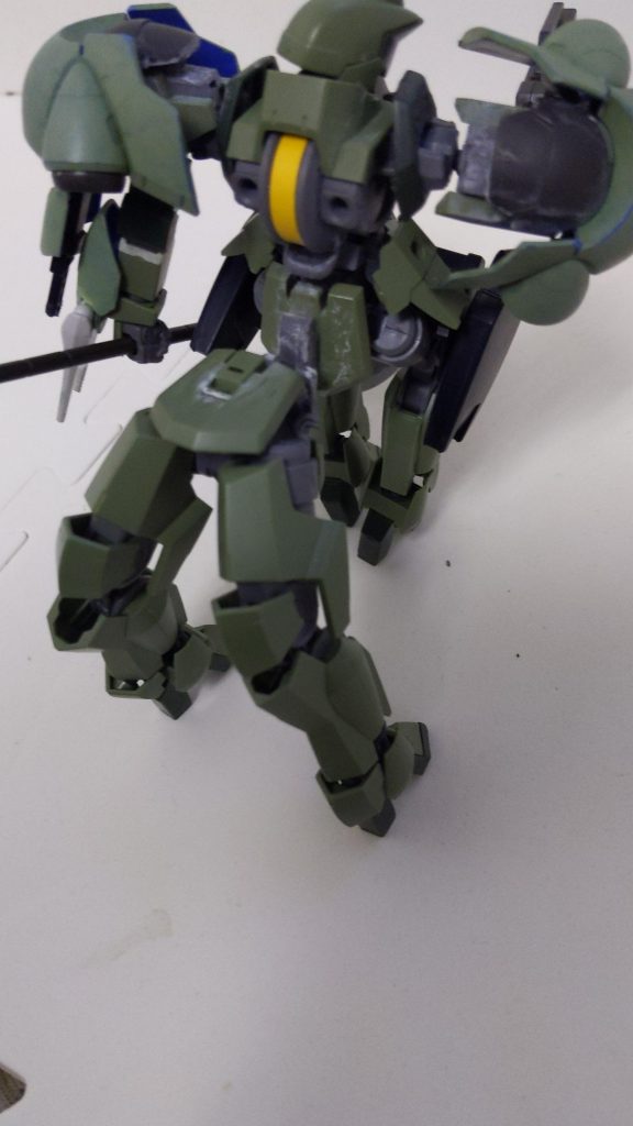 グレイズの腰フレーム部分を適当に切って瞬着で固定しただけ