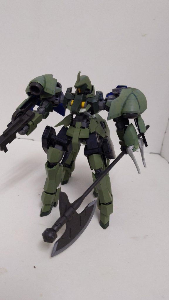 機体の基本武装は左腕の電磁クローと肩アーマーの裏に鞘ごと取り付けたナイフ。手持ち武器としてショートバレルライフルと大斧。