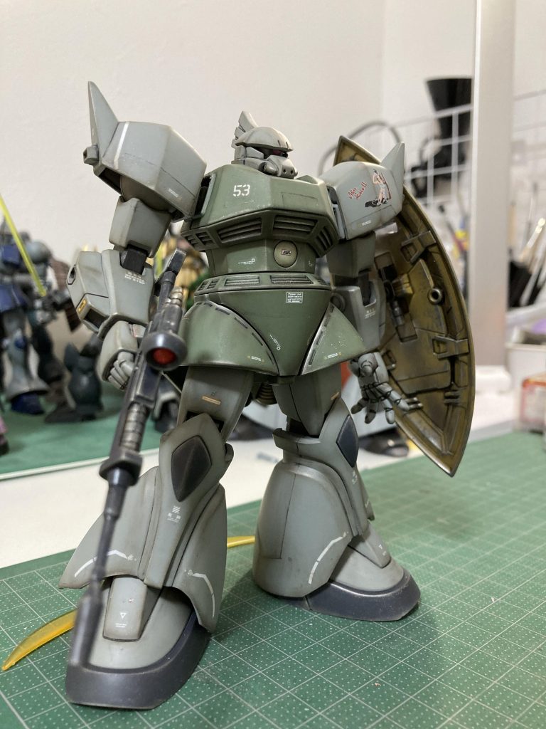 スジ彫りはせず、マスキングテープを貼り、そのキワにアクリル塗料を塗り、薄め液を綿棒に浸し、キワに沿って拭き取ることで装甲の継ぎ目を出してみました...