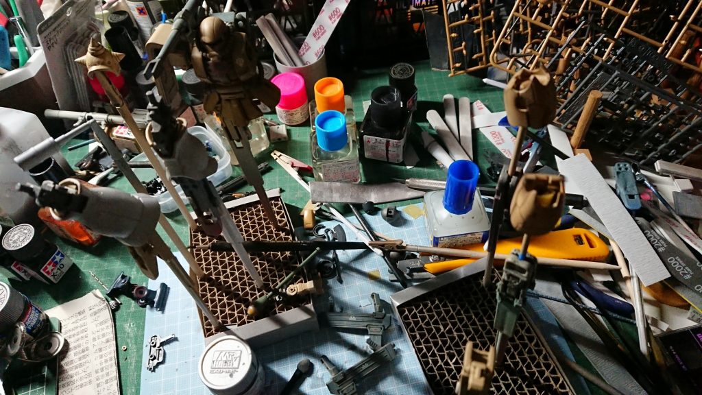 深夜に俺は何してるんだろう...プラモを作りながら哀愁ただよう画