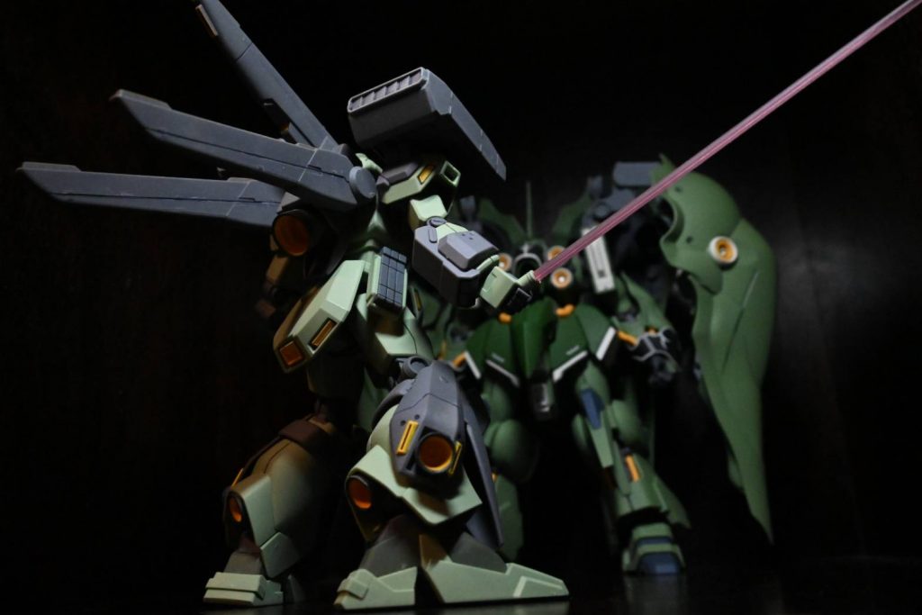 パイロットとマリーダとの激闘は第1話冒頭で起こったもので、強化人間の乗るニュータイプ専用機に善戦する一般兵という熱いシチュエーションもあり同話の印象的な戦闘として視聴者に強く印象付けられる事となった。