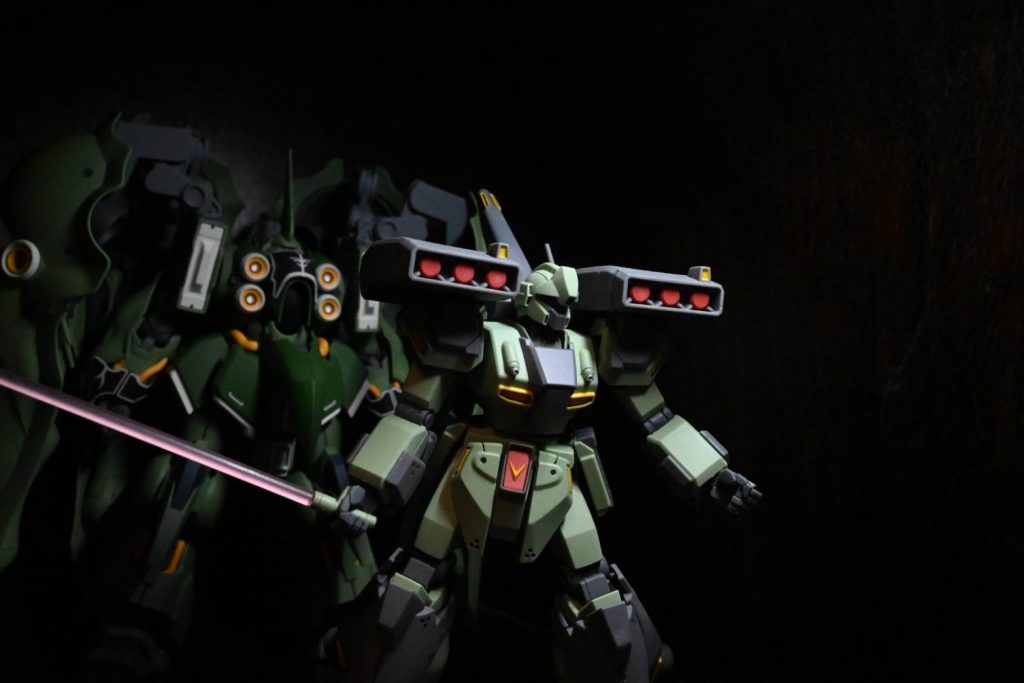 相当な熟練パイロットであることを窺わせる描写を見せた。しかし、クシャトリヤの両肩に搭載されたバインダー内蔵のスラスターの噴射をぶつけるという奇策で突撃を防がれ、その隙にビームサーベルによってコックピットごと真っ二つにされて撃墜され死亡した。両断された機体からの残留思念から、「袖付きめ・・・」と言い残している。