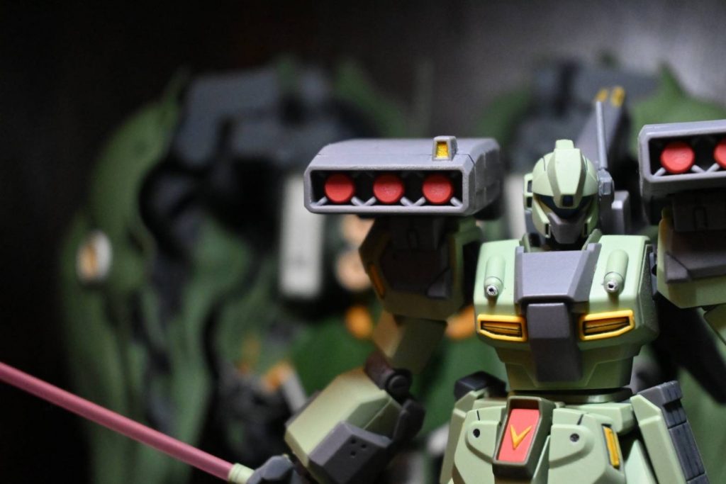 HGスターク・ジェガンの説明書によると、第二次ネオジオン戦争でアムロが駆るνガンダムを目撃し、放たれたフィン・ファンネルによるオールレンジ攻撃のパターンを見たことで、以後対オールレンジ攻撃戦術を構築していたらしい。