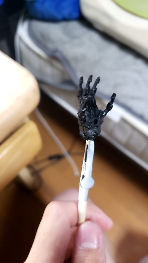 クソデカハンドの塗装中。コトブキヤのあのキットが全然届かなくて、手以外は完成しているという状況になったりもしました。