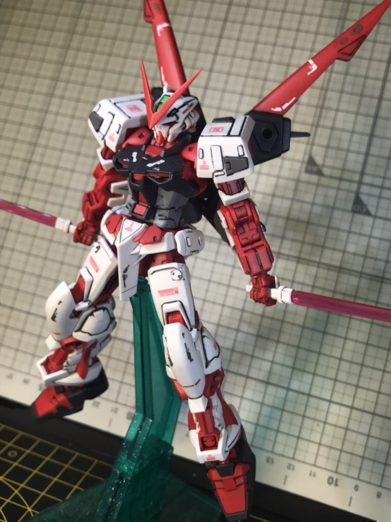 HGアストレイレッドフレームは他の場所の情報量に対して肩がのっぺりしていたので、肩を重点的にディテールアップしてバランスをとりました。