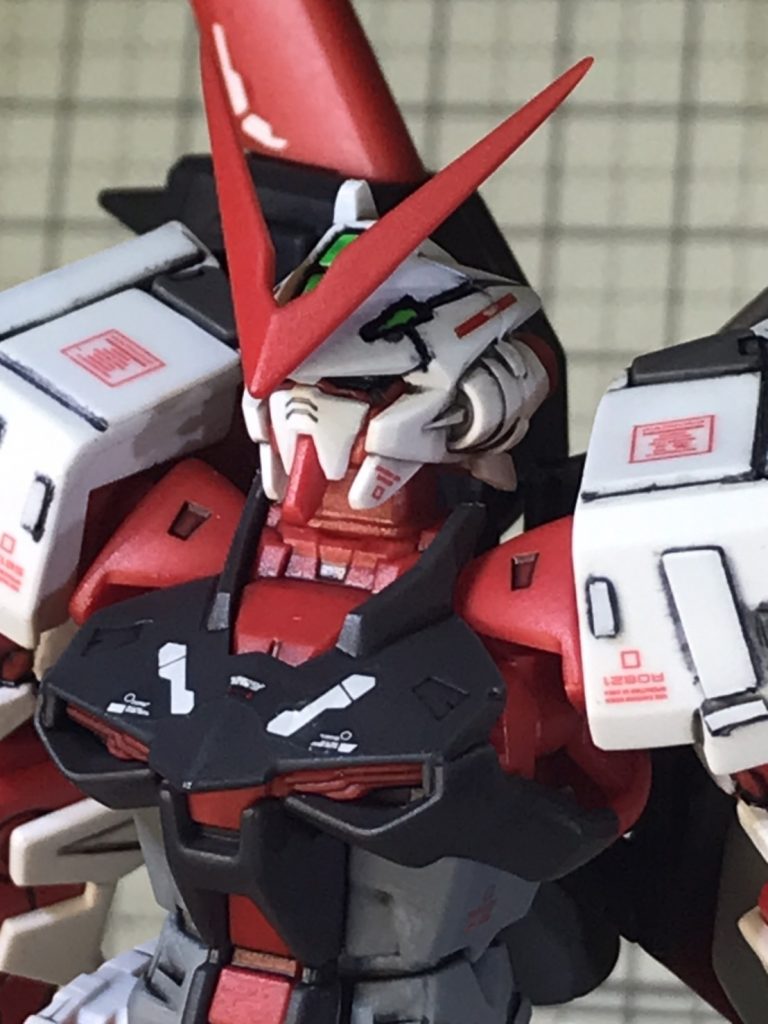 目はブラックライトで発光します。