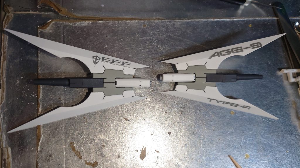 肩ウィングにはダークハウンドの物を塗装、ノーマルの肩と組み合わせましたアンカーショットにガザCの背面キャノンの砲身を接着してビームガンということにしていますデカールは公式水転写デカールとハイQ水転写デカールを使用してます