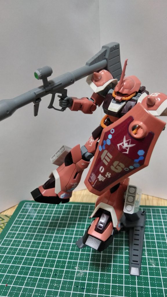 武装はシールドとジャイアントバスと足のミサイルランチャー…