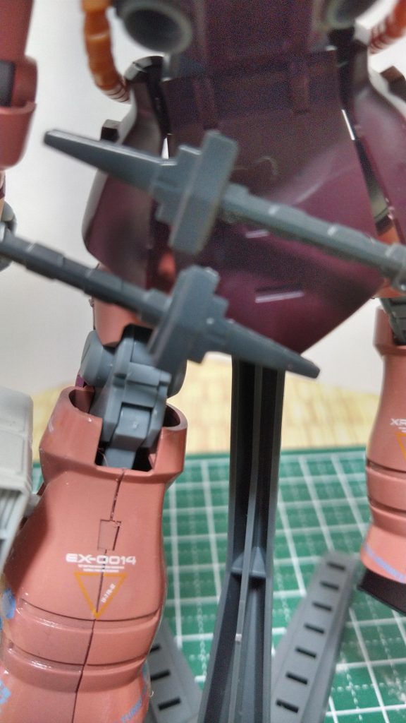 このように腰にマウントしたり…