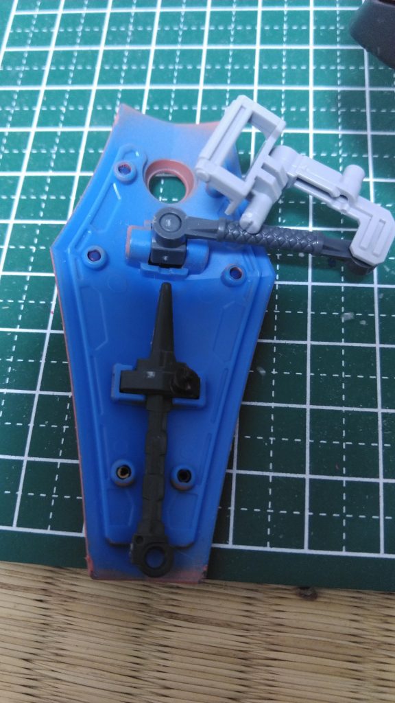 このようにシールドの裏にもマウントできます。