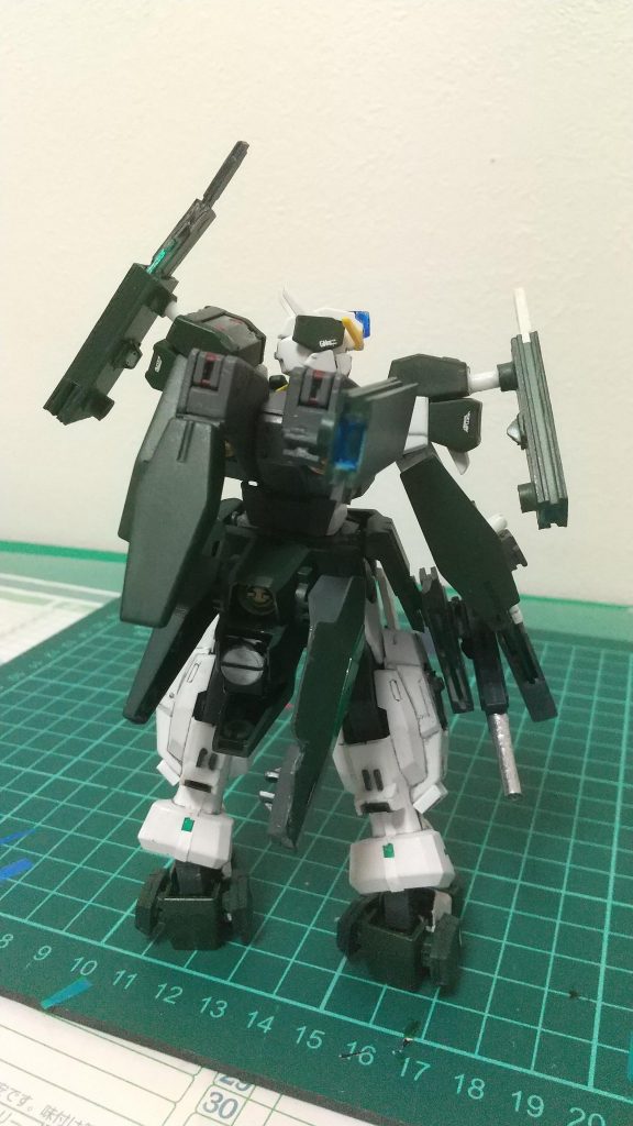 後ろからの写真です一応GNドライブは胴体に1つと腰のスラスターの2つの内下の方にスラスターの換わりにGNドライブをもうひとつ配置してある設定です。ひとつは駆動系、スラスター系統もうひとつは火力器系統が主です。あとさっき言っていた脹ら脛辺りのスラスターも写ってますビットは肩×2、肘×2、バックパック×4、腰スラスター×3あと腕の横にも一応できるため最大13個のビットを装備可能です。腰のスラスターの右側にはケルディムサーガのGNスモールシールドに普通のビットを張り付けた大型シールド型従来のケルディムにあるビームガンも発射できるシールド型バックパックの右側と右肩にある予備のGNビームサーベルを収納しその逆方向にはビームガンではなくカメラを内蔵しているビームサーベル型、左肩にあるビームサーベルの替わりにビームピストル改が収納されているビームピストル型の4種のビットがあります。本当は従来型のシールド型にクリアパーツ付けてカメラ機能もあるという設定にしたかったのですが付けるとするなら敵の攻撃を受けるシールド部分(縦)になるため面積が広くカメラ機能だけを使いたいときは敵に見つかりやすかったり、敵の攻撃をガードしてカメラのレンズが破壊されたとかおきそうなのでカメラは薄い横部分になるように一部のビットを自作しました。これなら監視の時は横に防御の時は面積の広い縦にしてカメラの部分でガードしなくてもいいようにできます。