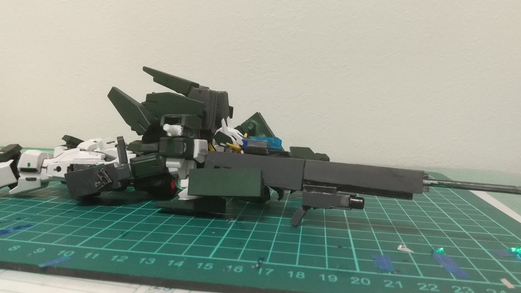 スナイパー機体なので伏せ打ちも可能ビームサーベル型かピストル型のビットを腕に付けることでセンサー機能があるためより命中率をあげることができ、肘のところにシールドビットを装備することで地面との接地面積が増えより安定した射撃ができる最初は膝にサーガ用のサブマシンガンとかビットをくっつけようと思いましたがスナイパーが伏せうちできないって…隠れなきゃ狙撃の効果が半減することや膝に銃を付けてもそのままの状態で使う場面が少ないのにバルカン等でも銃自体の装甲は低いと正面に設置されているため被弾しやすく壊れやすい、等が考えられ断念