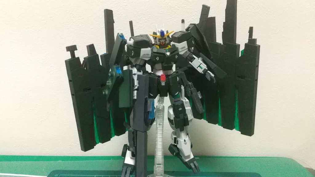 ガンダムサバーニャ第三形態武装                 ・第一形態の武装               ・第二形態の武装          ・ホルスタービット改×10        ・ライフルビット改×10今回サバーニャで一番やりたかったホルスタービットにいろんな武装を入れる!!これが一番面白く…一番辛かった…10種の武器を作りました。何故10種かというとホルスタービットと本体を接続するためのスペースが自作のライフルビットでは作るのが難しく確保できなかったため14個あるホルスタービットのうち接続するための4つは普通のライフルビットIIを使いました。ホルスタービットには下の隙間の部分に新素材の刃を付けたという設定です。理由として接近された時にホルスタービットでガードしたりするけど例えばホルスタービットを掴まれたりして防御しにくくなったりするときに刃が付いてれば掴む可能性が減ることやホルスタービットが出撃時の並んでいる状態のままだと下の隙間から攻撃通るんじゃない?と思ったためです。現実でも少しの隙間からカウンタースナイプされるというのを聞きますのでこんなに隙間が空いてたらガードできないと思い穴を埋める、あと近接攻撃&防御用という意味で刃を付けました。また別プランとして下の部分にライフル機能つけるかスラスターつけようと思ったのですがガンダムxみたいに盾構えながら銃打ちたいのに一緒にしたせいで片方しかできねえ状態になったりいくらコンデンサが発達していても防御、移動、近接攻撃、射撃と機能を突っ込みすぎてコンデンサのスペースが小さくなって稼働時間が短くなりました。という未来や敵の攻撃を防いだときに銃口が曲がりました。射てません。とか待機中銃口が地面について曲がって使えませんとか起きそうなので止めました。第二形態の補足、 腕にシールドビットを付けることでナックルガードにもできます。