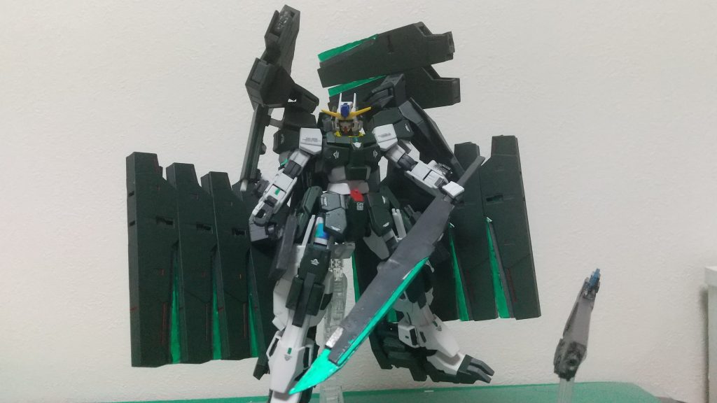 ガンダムサバーニャ第四形態武装                 ・第一形態の武装            ・第二形態の武装            ・GNホルスタービット改×14     ・GNライフルビット改×14       第三形態との変化としてバックパックが変化して新たにホルスタービットが4基追加されたことと足の踵のところに重量増加のため接地面積を増やすための追加装甲が追加されました。一応GNスナイパーライフル改はビットとしても使えます。今手に持ってるのはヴァーチェ等のGNフィールドを突破したり質量を叩き込む用の武器のGNバスターソード(GNライフルビット改の一種)です。大きくて見栄えがいいためこれで写真を取りました。