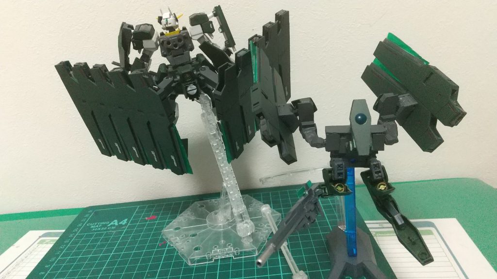 バックパックは変形して支援機『hawk(鷹)』になりますバックパックから見て分かるようにケルディムの肩とダブルオーの後ろのアームをバックパックにしました丁度いいものが無かったため半分自作です。一応ケルディムの肩を使っているためGNスナイパーライフルIIを装備できます。ビットは『hawk』頭部専用のシールドビットでシールド部分にセンサーが付いています。最初はケルディムの肩かサバーニャの肩どちらをサバーニャ本体にするか迷いましたがもしケルディムの肩がサバーニャについてても後のシールドに干渉することや肩にケルディムシリーズの銃(ビット機能無し)をくっ付けても肩だと正確に狙えないため同時使用できないこと、実際の戦闘(妄想)だと銃の設置位置は胴体近くにあり狙われやすく被弾して壊れやすい狙撃機体で従来のケルディムやサバーニャより長距離を狙えるような武装があるんだから頭部以外にもカメラ(センサー)を複数付けてより正確に狙えるようにしたい等の理由で本体の肩はサバーニャの肩になりました。あとサバーニャの背中はコアガンダムの共通用のやつをくっつけているためこれで他の種類のバックパックも装備しやすくなってます。