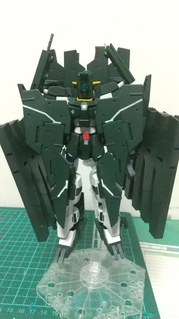 シールドも展開できますあと顔は『hawk』の顔の部分のパーツで被せることができます。こうすることでより遠くの敵を見ることができ狙撃時に役に立ちます。