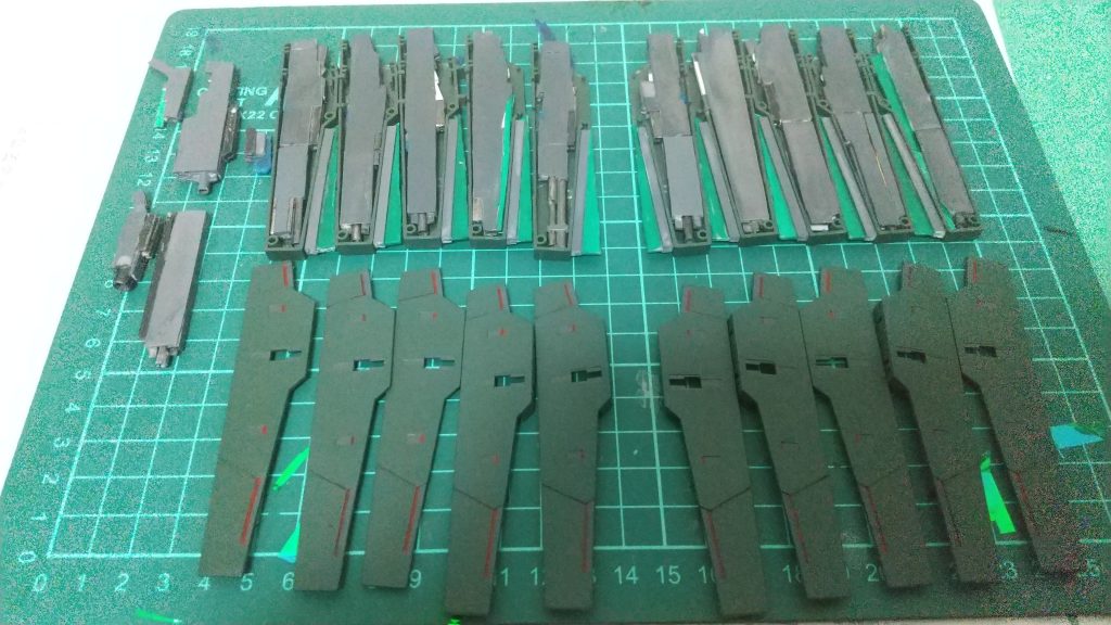 ライフルビット改の10種です。全てホルスターに収まります。またこれはビット形態でもあります。一番左にはGNスナイパーライフル改を分解したものです。これはケンプファーアメイジングの武器を参考に作りました。  一応スナイパーライフル(バレル延長)、ライフル、サブマシンガン、ハンドガンまで分解可能で一応サブマシンガンまでならビットとして飛ばせる設定です。