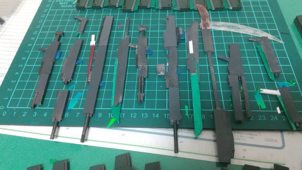 左から順に               ・ショットガン              ・多機能ライフル(GNスナイパーライフル改と同じ構造)    ・バレル延長+小型GNビームサーベル             ・バスターソード             ・マシンガン             実弾                  刀          鎌or薙             バズーカ2丁ライフル(刃付き)(双剣)という感じです。ショットガンはファングやビット等の細かな物を範囲攻撃で撃ち抜いたりで使います。多機能ライフルはGNスナイパーライフル改と同じ原理で持っているものが壊れたり2丁で使いたい時用の予備ですバレル延長 その名の通り他のライフルにくっ付けてバレルを延長し射程や威力を伸ばしたい時に使います。ナドレや索敵機の範囲外からの狙撃を目的としています。また、このバレル単体でもライフルとしての機能を持っています。持ち手の部分は取り外し可能でビームサーベルにもなりますこれは実験みたいな感じで最初はすべてのライフルでやろうと思ったのですが面積が足りないためこれだけになりました次にバスターソード ヴァーチェ等のGNフィールド等を突き抜けるための武器、鈍器としても扱えます。持ち手も長いため少しは扱い易くなってるはずマシンガン キュリオス等の素早い相手に数で勝負するための武器バレルを取ればGNサブマシンガンになりさらに取り回しがよくなる実弾 相手が粒子拡散幕もしくは自分で拡散幕を使ってかつ相手との距離が遠かった時に使うこの武器全体がバレルとして他の武器とも合体でき威力や射程を伸ばすことができる刀 新素材のパーツを使った取り回しがよい刀 対GNフィールド用 応持ち手の部分でもビームサーベルを形成可能、鞘もある鎌or薙刀 槍系統を使いたい時にオススメただしジンクスみたいに突くようなものではなくなぎ払う感じの武器になる   (実は最初は刃を新素材のパーツにしようとしたが…大きさ(面積が足りなくて迫力が無いためビームになった)エンドレスワルツ見ながら作っていたらいつの間にかビームサイズ、or槍みたいな物を作っていた…やっぱデスサイズカッコイイデス)バズーカ 最初はヴァーチェみたいにパカァってなる武器作れないかと思って制作まあ一点に高威力系の武器が欲しかった…ということで作ってみたが…難しいこの武器は他の武器とも連結でき威力を高めることができる2丁ライフル 合体させてライフルにでき刀並みの大きさの剣にもなります。あと実体の短剣作ってないな~と思い制作目指せガンカタアクションショットガン、多機能ライフル、バズーカ、マシンガン、は先端のバレルを外すことで取り扱いやすい小型のライフルになります。また、先端のバレルを他のライフルと交換したり繋げたりと互換性を持たせたりGNスナイパーライフル改みたいに追加パーツを付けられるようにしたりとカスタマイズもできます、自分だけのオリジナル武器を作ろう(どっかで聞いたようなフレーズ)後他にもツインバスターライフル(2つなきゃ真価を発揮できないので却下)ガトリング(厚さが薄すぎる)人形変形(ムズイ)斧(バスターソードでよくね)等没ネタもありました。