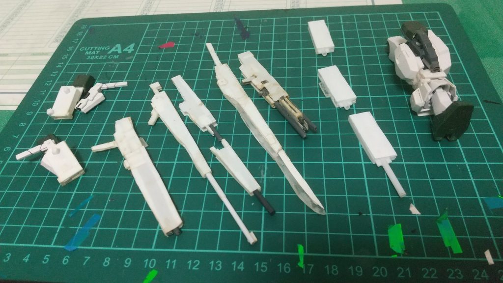 作ったはいいものの色々な理由で没になったやつ左からケルディムのGNピストルIIのホルスター(最初はピストルIIをGNピストル改にしようと考えたがホルスタービットの厚さが3mmしか確保できないため4mm以上の厚さがあるため他のライフルと互換性が無い等で没に)プロトNGNライフル(技術不足)プロト延長バレル(実はこれが初めて作ったライフル、ホルスタービットにとにかく入るようなライフルを作った技術不足)プロト多機能ライフル(2番目の作品実は多機能ライフルとギミックは同じだけど他のライフルを作ってく内に互換性が無いことに気づき不採用)プロトGNバスターソード(3作目のライフル、ソード先端の部分がヒョロヒョロで折れそう「アロンダイト」だったため不採用)プロトGNバルカン(ヘビーアームズみたいに腕に4連ガトリング作ればいかなーと思ったけど強度や大きさが足りないため却下)GNライフルビットA、B、C(シールドビットの大きさのパーツを組み合わせてライフルにしようと思い付きで作ってみたはいいものの絶対実戦(妄想)だと何かのパーツ壊れて使えないってなったら意味が無いことや大きすぎて使いにくい等があり不採用)ケルディムの足(実は最初は足もヴァーチェからナドレみたいにパージできないか考えていたが武器の収納スペース等が少なくなるため止めた)         (肩のパーツは本当はカメラの部分を足にくっ付けるため分離させたのだが武器の収納スペースやそもそもカメラを収納するスペースが無かったため諦めじゃあ大剣とか作るし軽量化や可動域の確保のため~と考えてる内に今の形に落ち着いた)