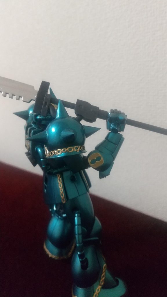 肩アーマーについてはたまたま持ってた旧ザクの肩アーマーを2つ加工して取り付けました。スパイクについてはKOTOBUKIYAのものを使いました。取り付け後サフをふかなかったせいで少し接着跡が目立ってしまった(汗)