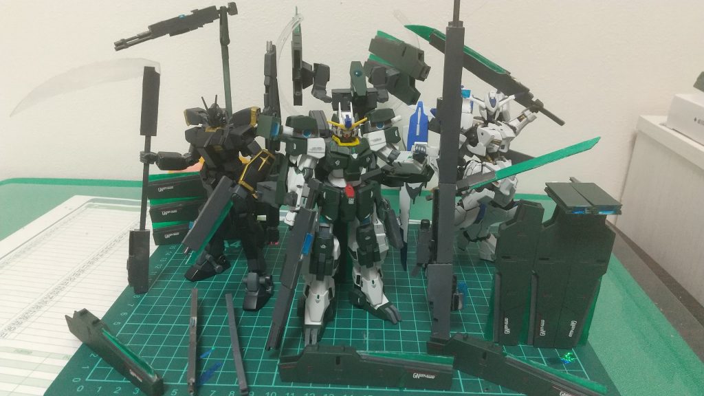 GBNがあったらぜひチーム戦をしてみたいですね~一応このサバーニャは狙撃機  様々なライフルを使った狙撃!!ライフルビットを本機から離れたところから発射させ他の狙撃機を釣りシールドビットで広い視野を確保しホルスタービットで防御からのカウンタースナイプ!!ビットを使った敵の動きの監視、気を引き付けての潜入等のスナイパーの役割からビットを使った防衛、◇◇◇ビームや様々な角度から射たれるライフル、様々な武器による高火力!!によるゴリ押し!!武器を味方に渡したりビットで守ったりと支援機にもまだ武装を追加できるような3mm穴を残してますので追加スラスターを付けてのさらにスピードアップ!!面倒なので作りませんがライフルビット改の1種を量産しより1つの機能に特化させたり新たにライフルビットやシールドビットを作って新たな戦術の開発等将来への拡張性も持っている!!戦闘、偵察、防衛、支援等一通りでき動力源はGNドライブなので燃料の心配不要な事や多量の武装があるため一部武装が破壊されても新しい武器をすぐに準備でき長期戦ができる、トランザムを使用し短期戦!!近中遠どの距離でも対応可能、拡張性もある。とまさに「私の考えた最強のガンダム!!」を目指しました弱点と言えばビット管理が難しい事と何でも平均以上はできるけど1つを極めた機体には弱い…かなぁ