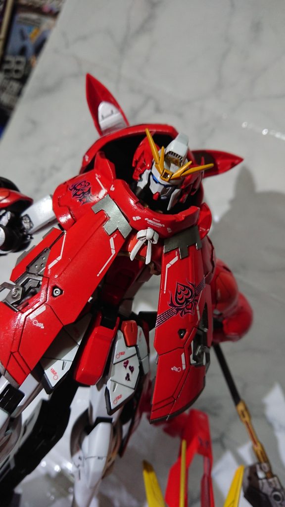 顔旧キットのシェンロンガンダム兜にジャンク品で制作してます