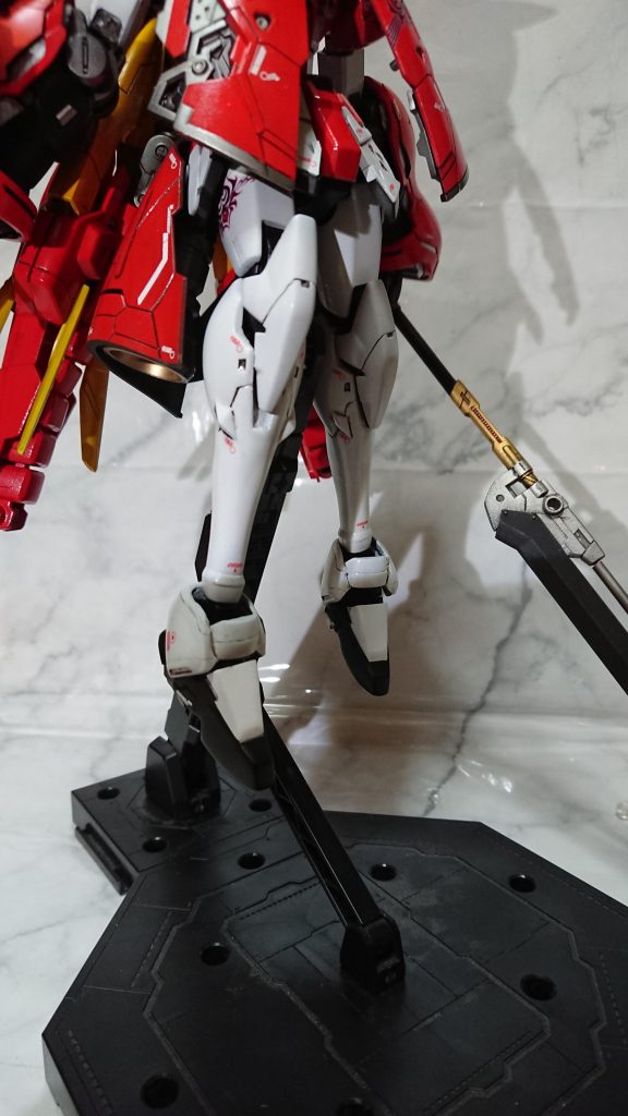 足旧MGウイングゼロカスタムをパテで加工し、ふくらはぎしたが確か。。。フミナつかったとおもいます。爪はパテで自作くるぶし旧キットのHGシェンロンとリーオーを掛け合わせ厚底につくりました