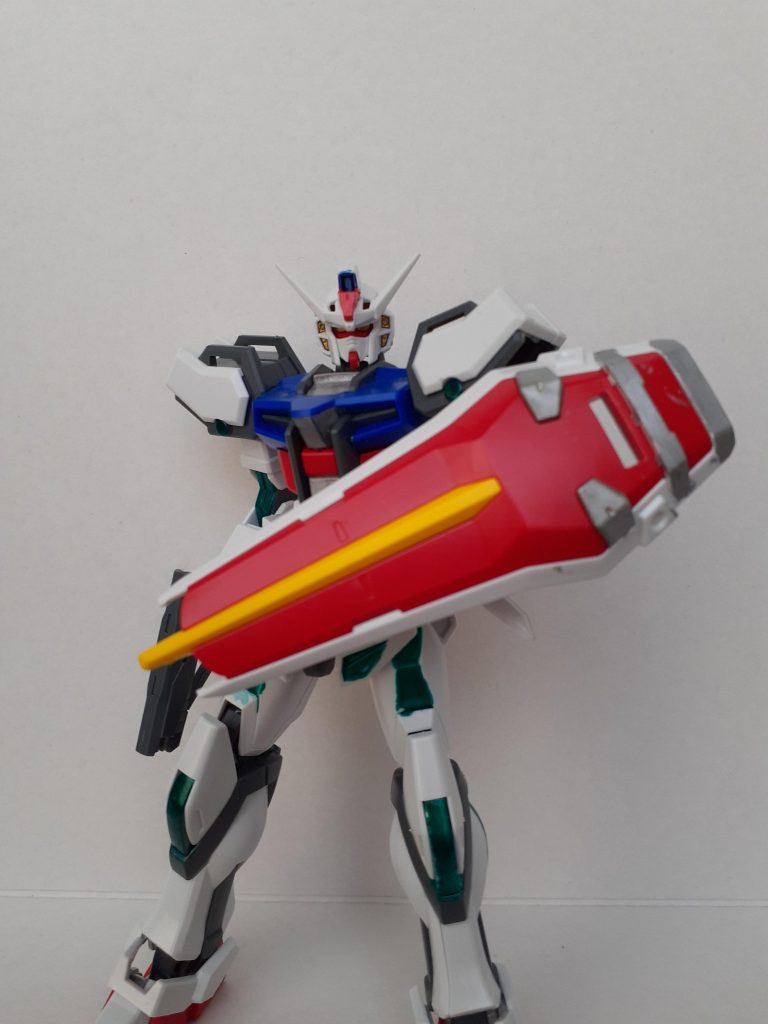 設定として、ストライクの量産型として造られたが、OSが複雑だったり並みのパイロットでしか扱えなかったことから、量産には至らなかった。という感じです。