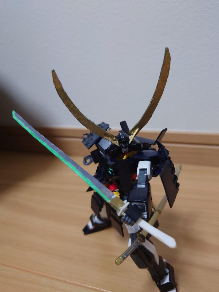 賦裏斗の開発した頑駄無は近接攻撃武器しか持たないが、装甲が頑強なため敵の懐に潜り込み一刀両断する。その武器の一つがこの死狂無零怒だ。衛侍システムが連邦軍MSの戦闘データを元に切れ味を極限まで高めた刀状の武器。