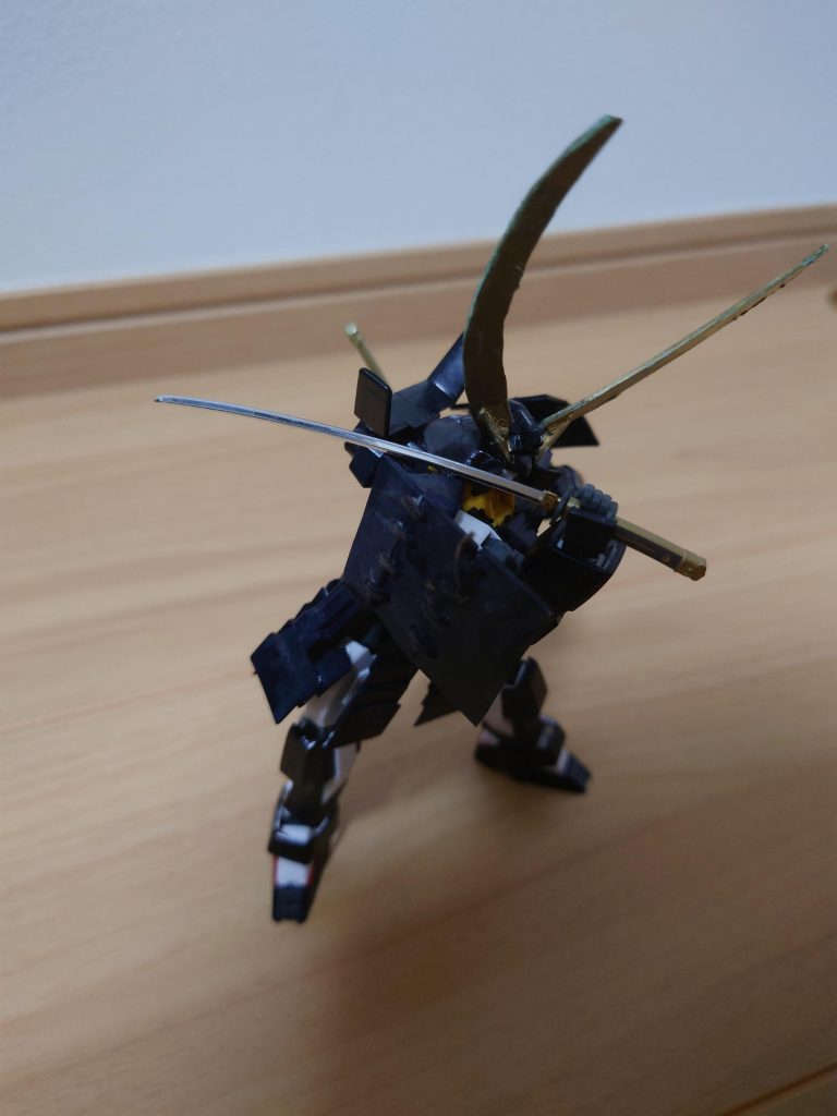 刀はもう一振あり、こちらは旧世代の日本で用いられた日本刀の製法をMSに落とし込んだ武器。扱いは難しいが、使い手によっては死狂無零怒を、遥かに凌駕する切れ味を誇る。名を鶴丸国永という。