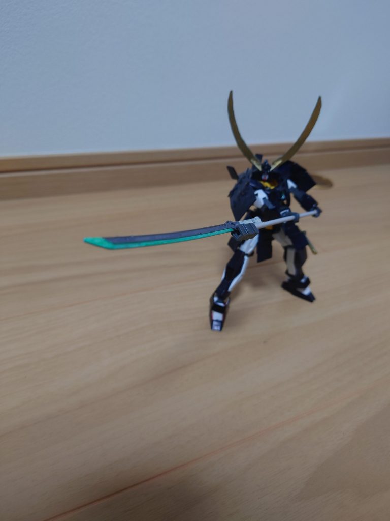 射撃武器の無いこの機体において唯一敵を遠方から攻撃できる武器である死狂薙刀。リーチを活かした立回りで敵を翻弄する。