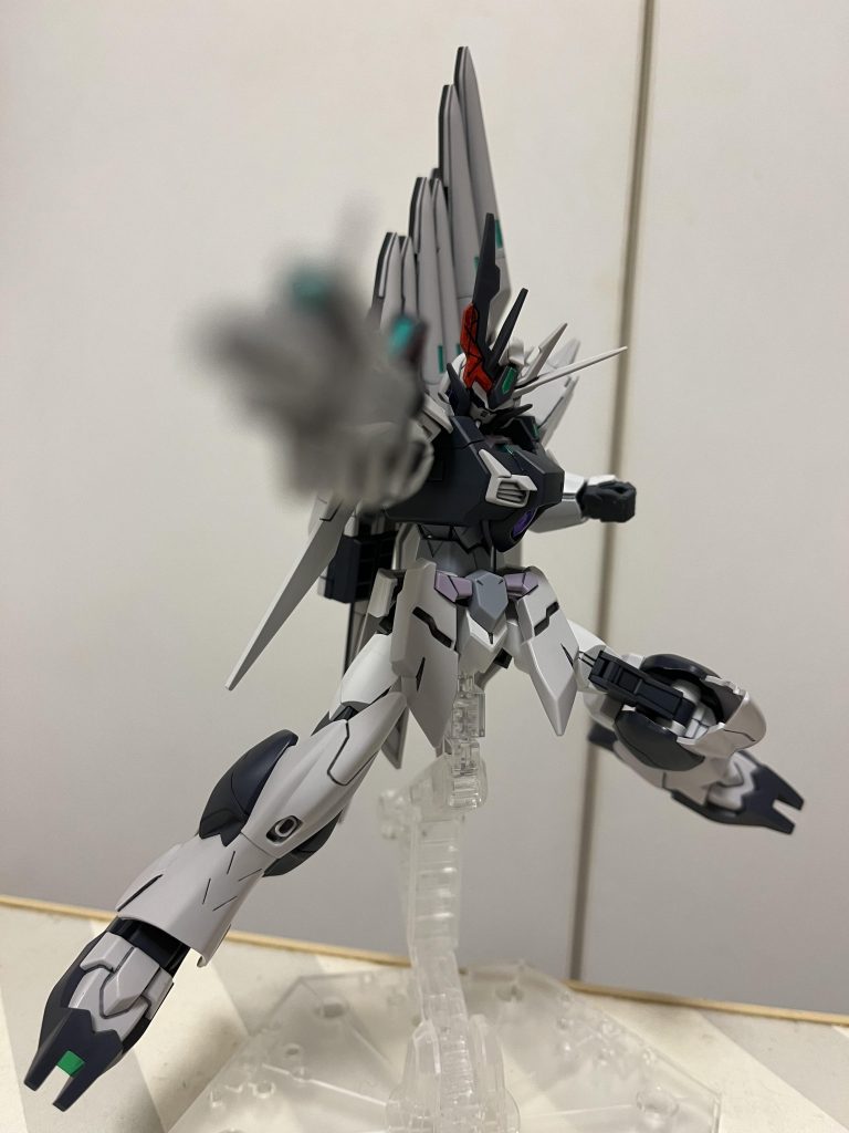 これをしないと始まらないSEEDポーズ!見にくいですが、頭部アンテナの赤くしたところは黒いラインを入れたのが更にどうでもいいこだわり。アルス機の異質さが出ればいいなぁと。出たかは知らん!