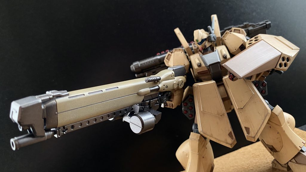 「喰らえッ、ドグウ野郎ッ」 一発コッキリの特殊弾頭を至近距離でくらわせる。すれ違いざまの一撃、機体を半回転させドグウ野郎を伺うと、自慢の分厚いスカートを半壊させ、おみ足をあらわにした機体が距離を開けるのが見える。周辺の地図を素早く確認した俺は、三機に指示を飛ばす。「ハワード、ジョナサン、このポイントにトリモチで蜘蛛の巣を張れ。マイルズは俺とドグウ野郎を追い込むぞッ」 俺達のシールドには、先端にトリモチランチャーが装備されている。そして、ここいら一帯は、シドニーにコロニーが落ちた際、その破片が大小問わず降り注いだ場所だ。二人に指定したポイントは、そんな残骸が林のようになっている。なぜ、と聞いてくるマイルズに言う。「いいか、ホバー機動が優位なこの開けた場所だが、ヤツは脚部(ホバーユニット)を守るスカートを失った。もし、このままこの開けた場所で戦うなら、足を守りながら戦わんとならんだろうよ」 だったら、このポイント。遮蔽物だらけの場所で、ホバー機動に頼らない戦闘する。あのドグウ野郎は、ホバーに頼らなくても、俺らの機体より性能は上だ。 ドグウ野郎は、驚くほど素直にそのポイントに追い込まれる。どうやら考えることは同じだったらしい。