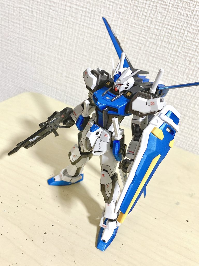 武装全装備状態。GNロングブレードとGNショートブレードはネオジム磁石を仕込み、サイドアーマーにマウントできます。スジボリも初めてちゃんとやってみたのですが、、、ズームしないでみてください笑