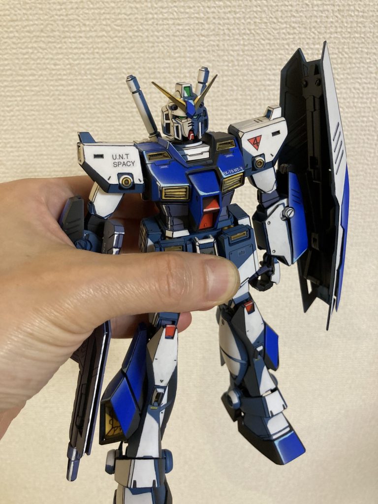 手持ちのポーズで。露出は抑えめです。