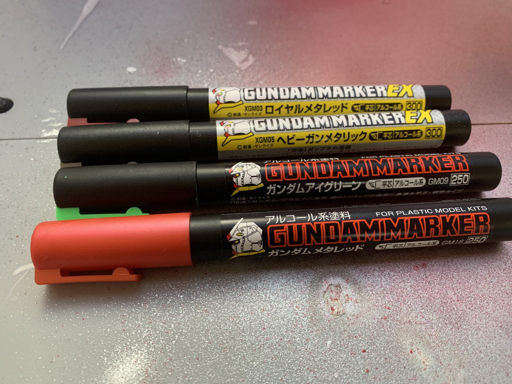塗装ですがガンダムマーカーのみです！ロイヤルメタレッドヘビーガンメタリックガンダムメタレッドガンダムアイグリーンメタレッドは2本くらい使いました！