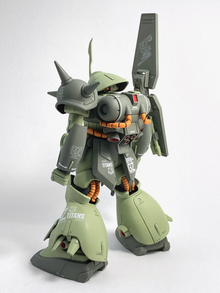 背中側にはマーキングが集中するので、うるさくならないよう腕や盾はフチドリ文字にして「色が薄くなる」ようにしました。ユニコーンVer.では何色も色分けされたバックパックですが、今回は「ティターンズカラー(赤)をそのままザク色に変換したもの」なのでほぼ1色。センサー色は設定や付属シールでは緑ですが、アクセントとしてメタリックシールの赤を使いました。