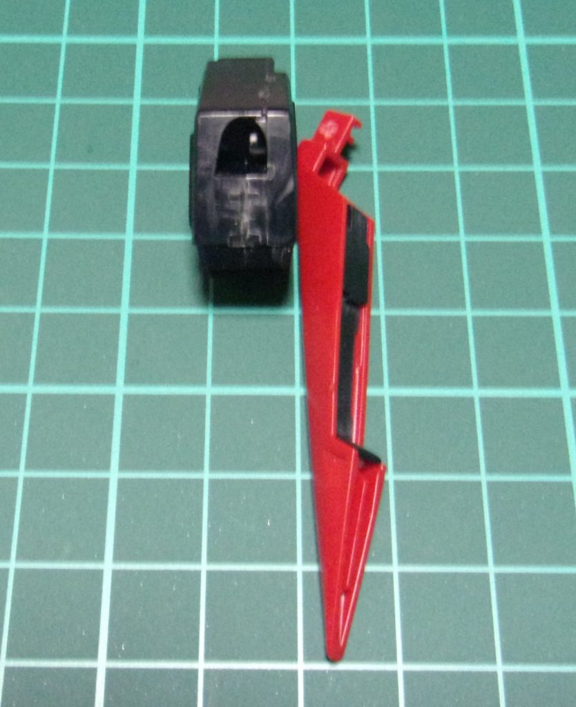 黒いパーツを切断し赤いパーツのピンも切り取って、塗装後に差し込めるように加工。