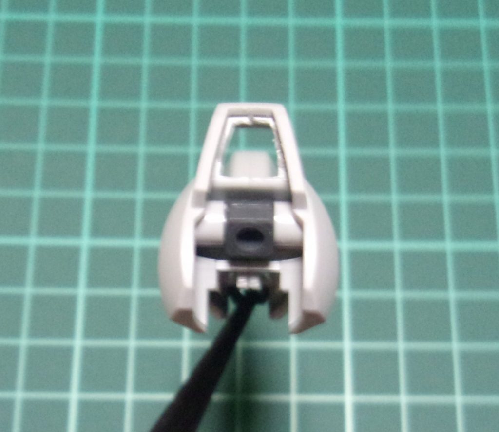 アンクルガードの内側をくりぬくことで、脛前面の赤いパーツを後ハメできるようになります。