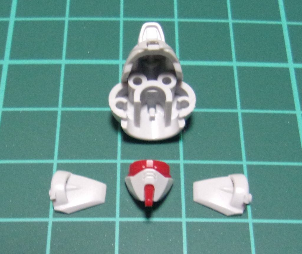 フェイスを後ハメできるように、ヘルメットから頬当てを切り離しました。耳のマスキングも楽になります。