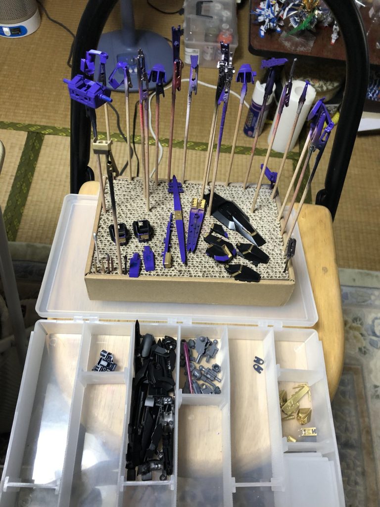 ようやく塗装です。今回はラッカー金→水性黒サフ→水性紫という感じです。本当はエナメル金で墨入れを…と思っていたのですが、上手くできないどころかマスクを割るという大ポカをしてしまいました。あっさりボロッと割れたのですが、めちゃくちゃビックリしました…エナメルこわい…今後の課題ですね^_^;