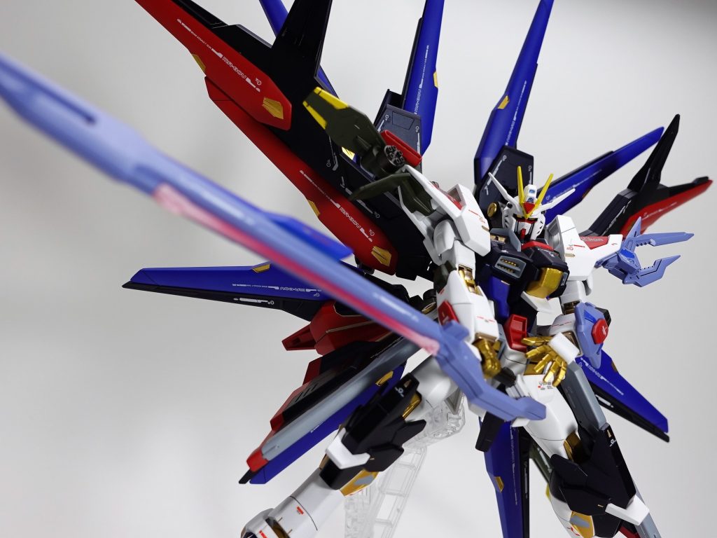 アメイジング、パーフェクトの武装でゴテゴテになっていて肩とバックパックが干渉して腕を前にあまり出せません。もう少しバックパックを離せば良かったかなとチョット後悔してます。